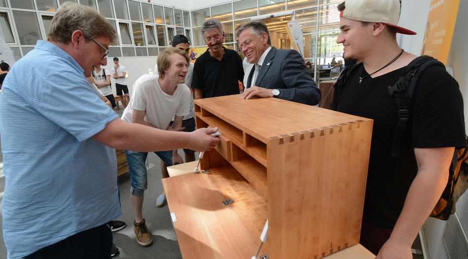 Handwerk im Rhein-Kreis - Tischler zeigen Gesellenstücke