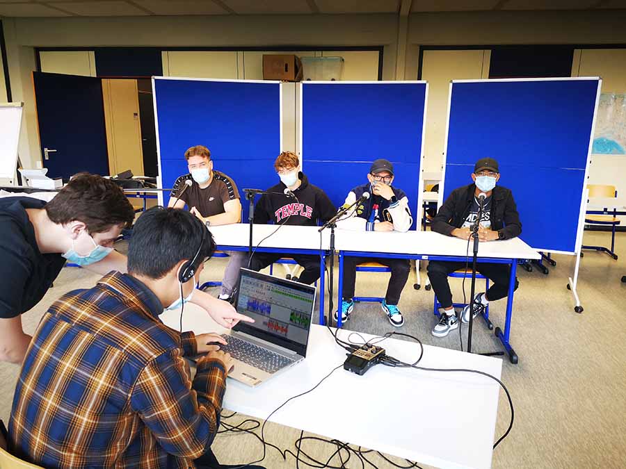 Schüler der BFIT9 nehmen Podcast auf